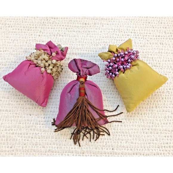 L'ARTISAN PARFUMEUR SACHETS. LOT OF 4 BEADED SACHETS - Picture 3 of 12